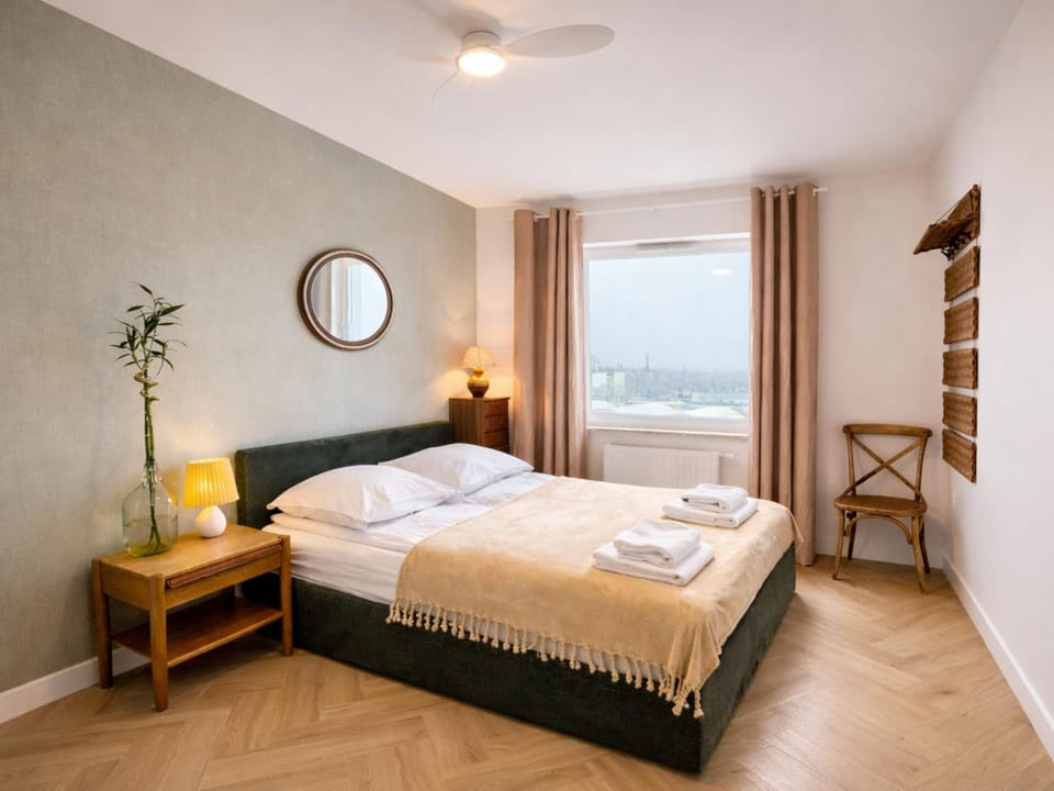 Bed, Bedroom, towels