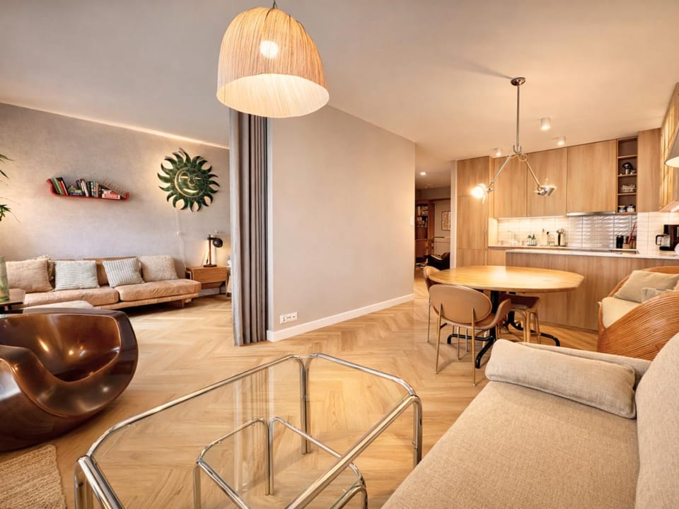 Kitchen or kitchenette, Living room, Seating area, Dining area