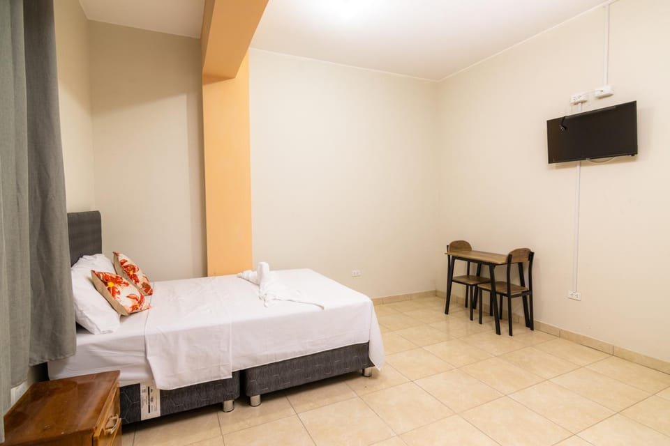 Bed, TV and multimedia, Bedroom