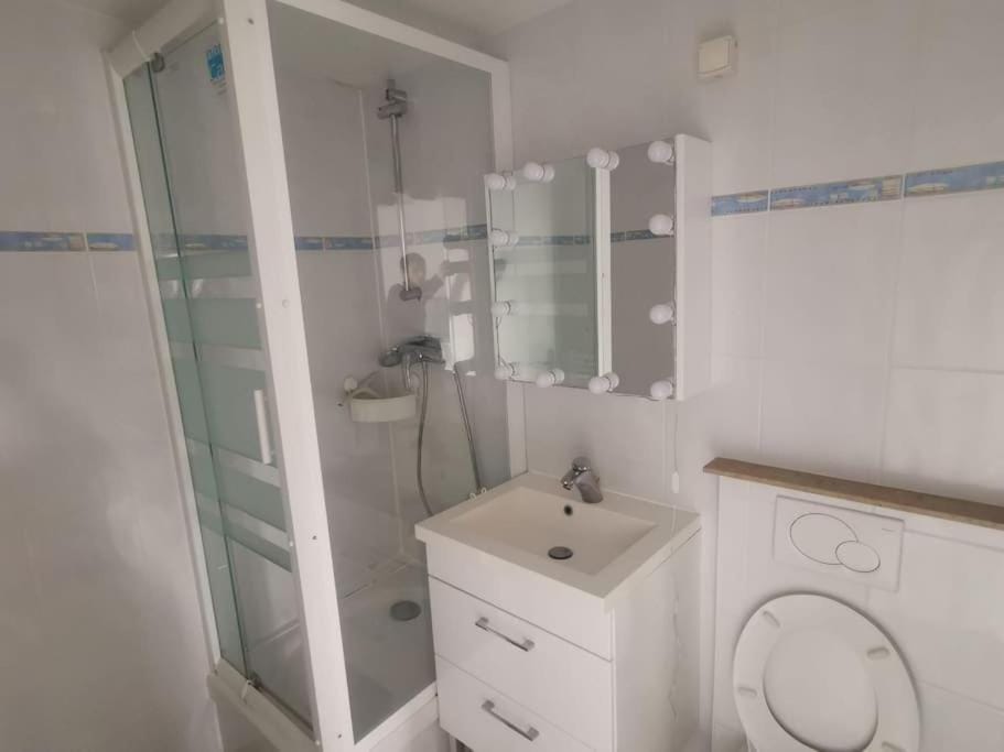 Appartement moderne - aeroport CDG Asterix Paris Apartment in Île-de-France
