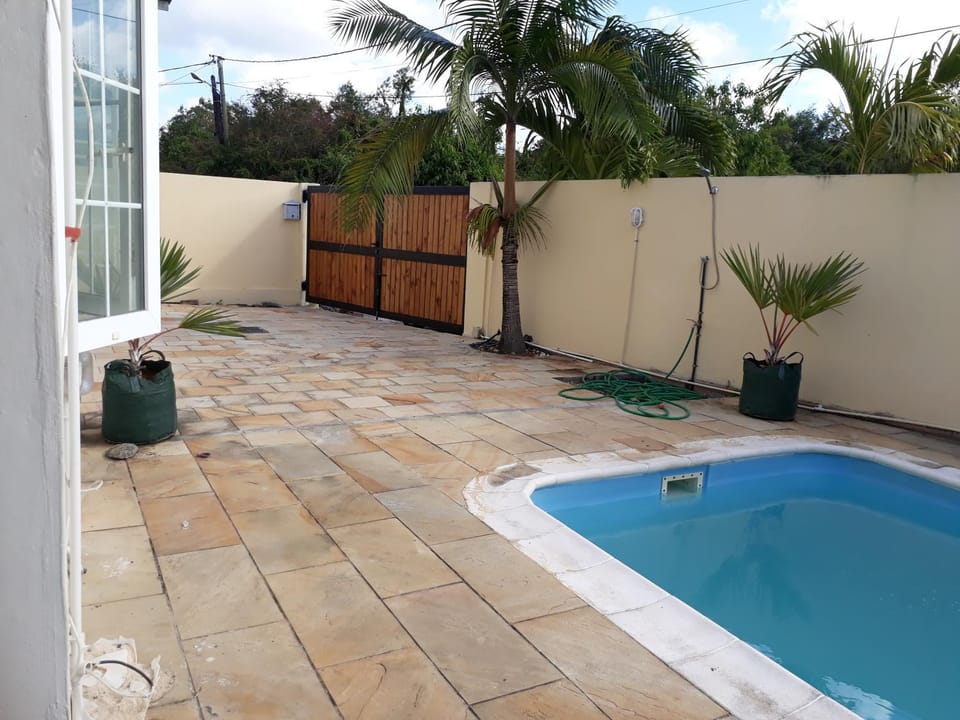 Day, Pool view
