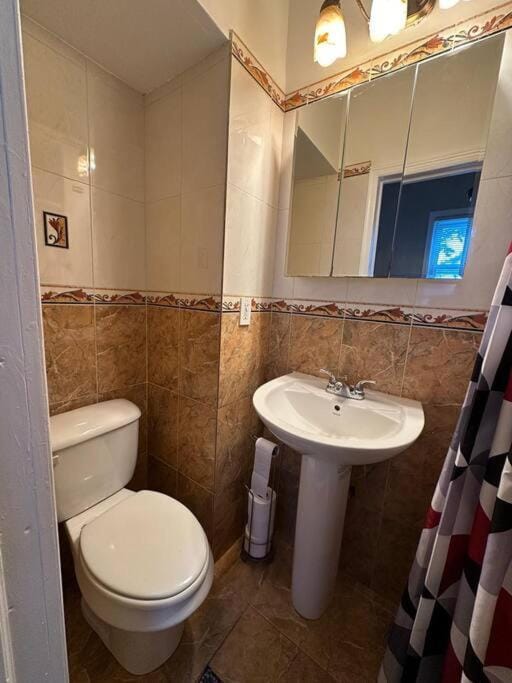 Stunning 4BR home close to NYC House in Leonia