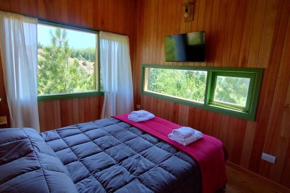 Bed, TV and multimedia, Photo of the whole room, Bedroom, Landmark view, Mountain view