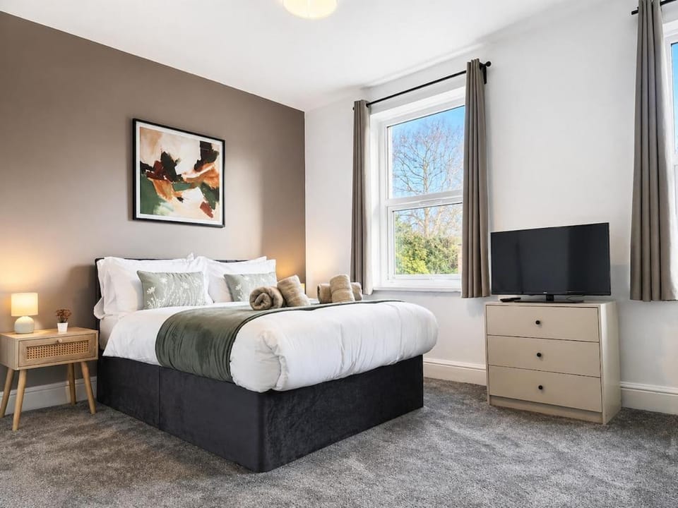 Bed, TV and multimedia, Photo of the whole room, Bedroom