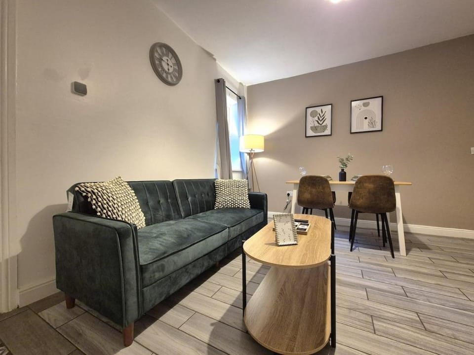 Wolverhampton Large 5BR House for Business and Long Stays House in Wolverhampton