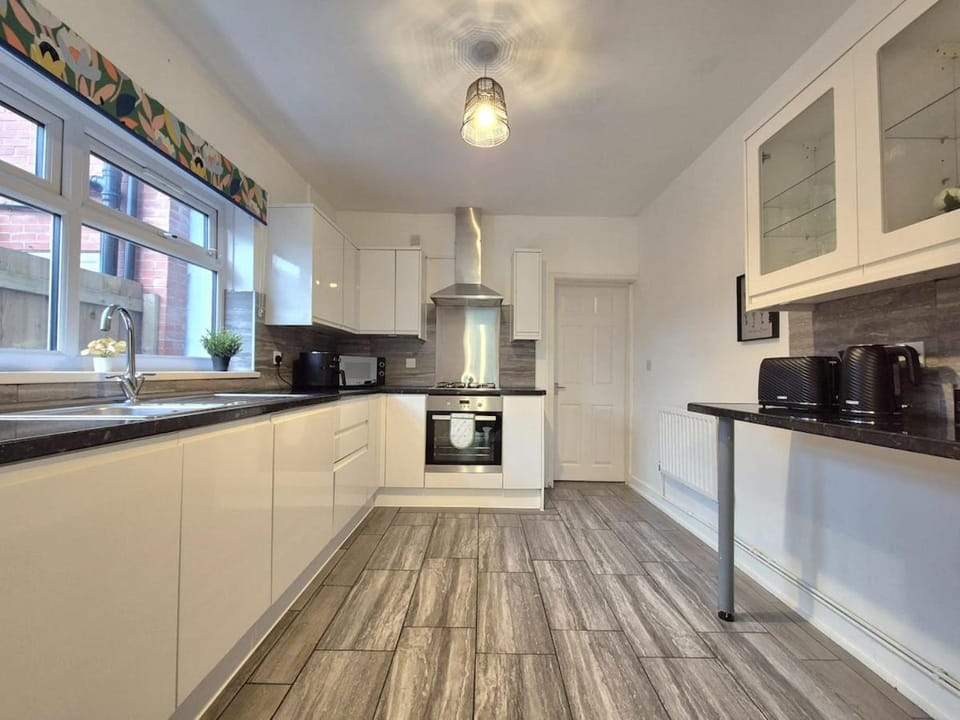 Wolverhampton Large 5BR House for Business and Long Stays House in Wolverhampton