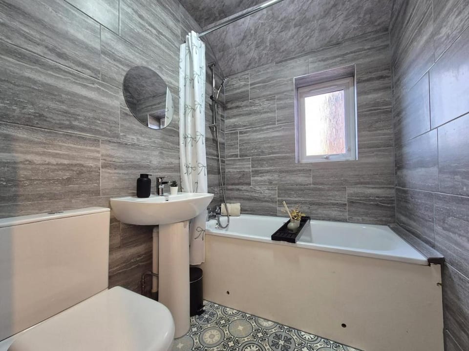 Wolverhampton Large 5BR House for Business and Long Stays House in Wolverhampton