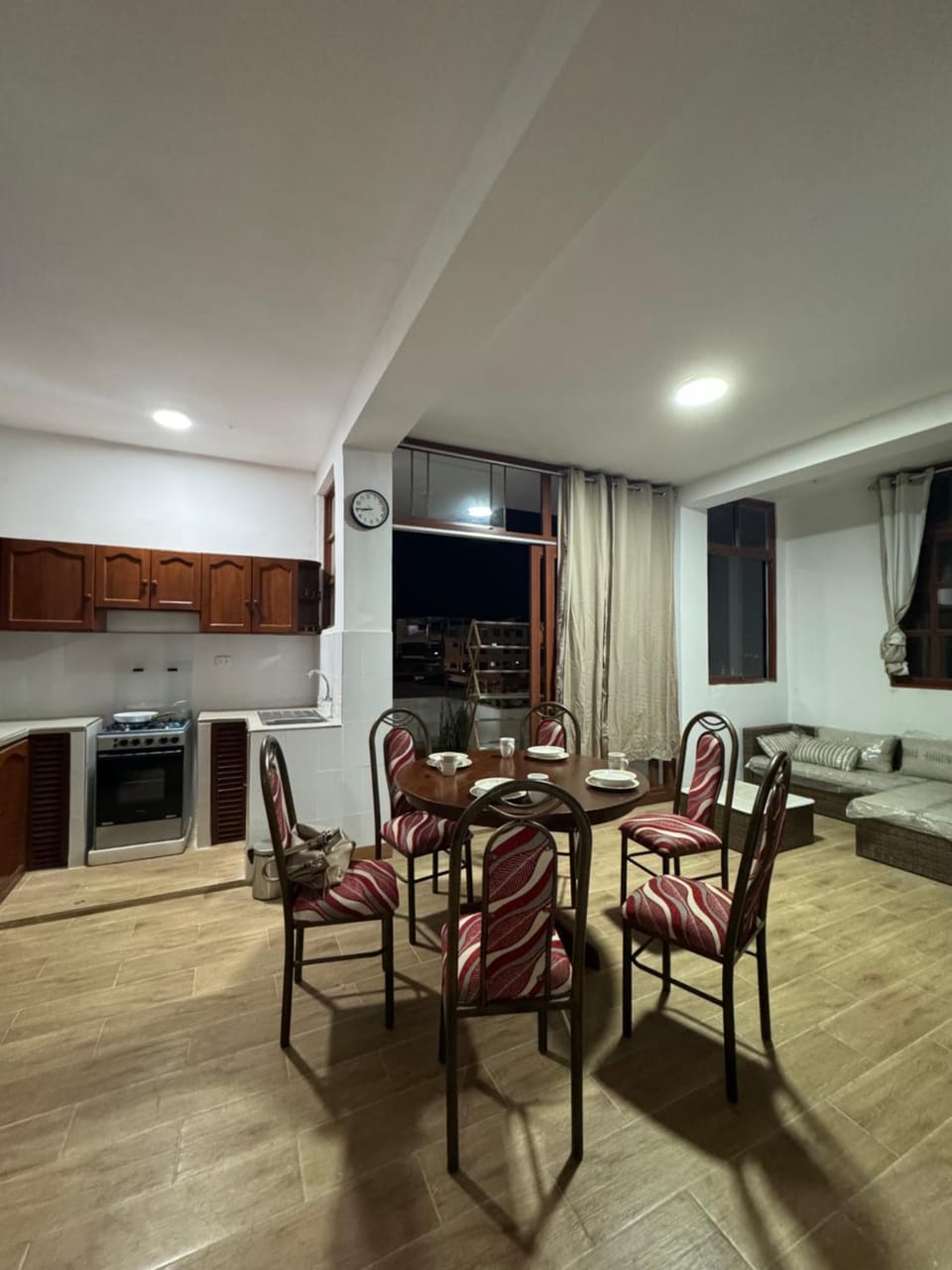 Kitchen or kitchenette, Living room, Seating area, Dining area