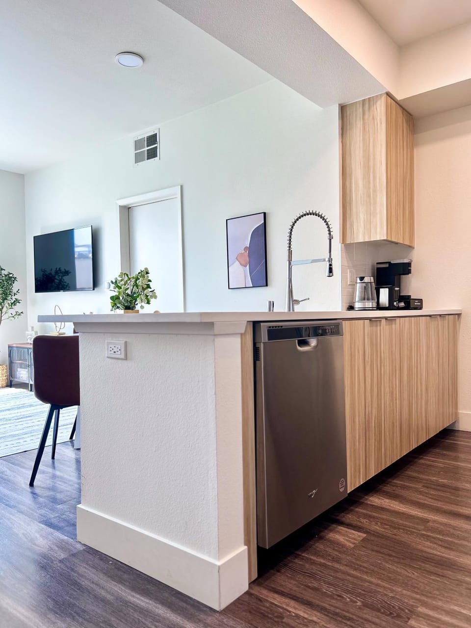 Splendid 2BR 2BA Apt – 12 Min Walk to SM Pier Apartment in Santa Monica