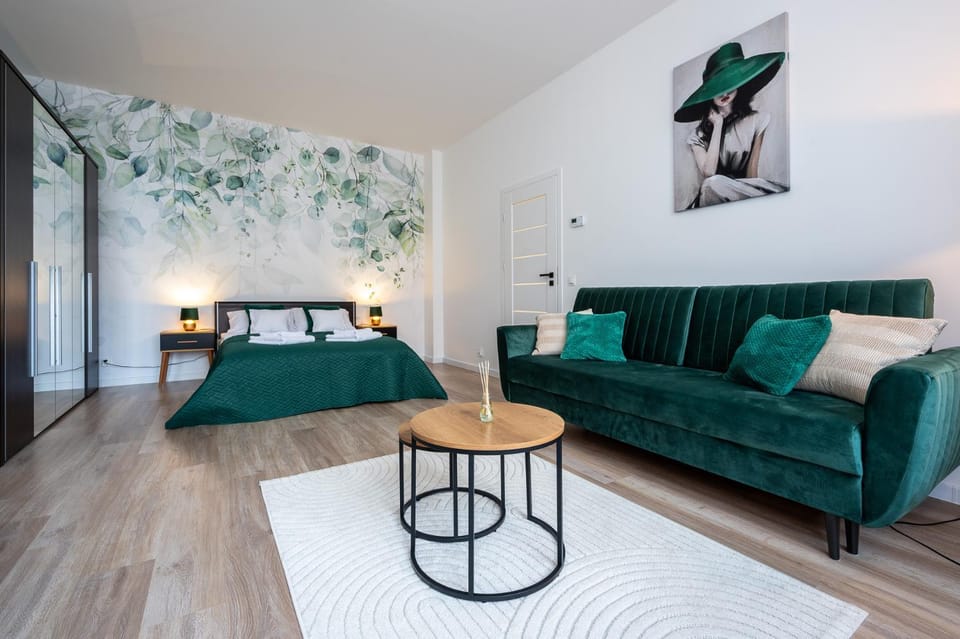 Bed, Photo of the whole room, Seating area, Bedroom