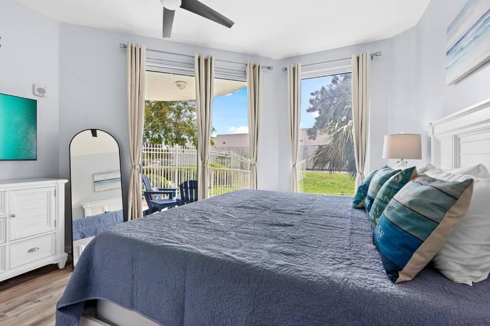 1st Floor Palms of Destin Resort Updated Condo with Beach Shuttle Apartment in Destin