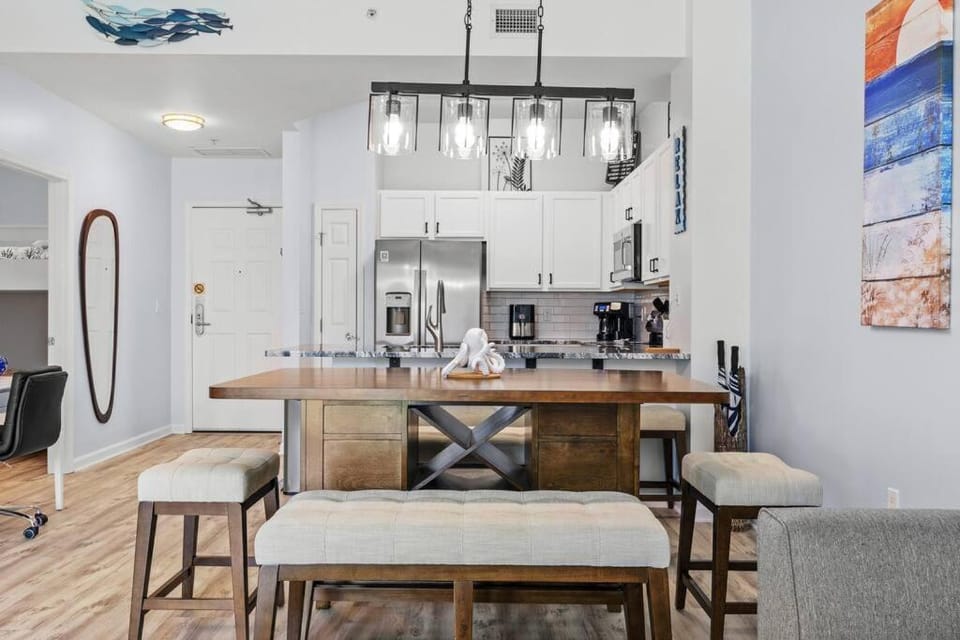 1st Floor Palms of Destin Resort Updated Condo with Beach Shuttle Apartment in Destin