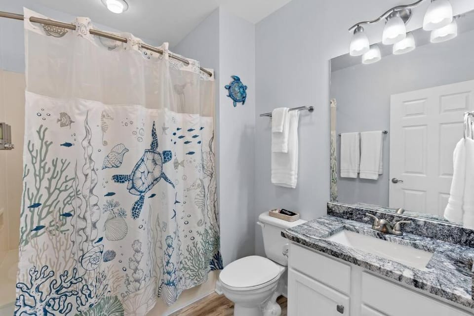 1st Floor Palms of Destin Resort Updated Condo with Beach Shuttle Apartment in Destin