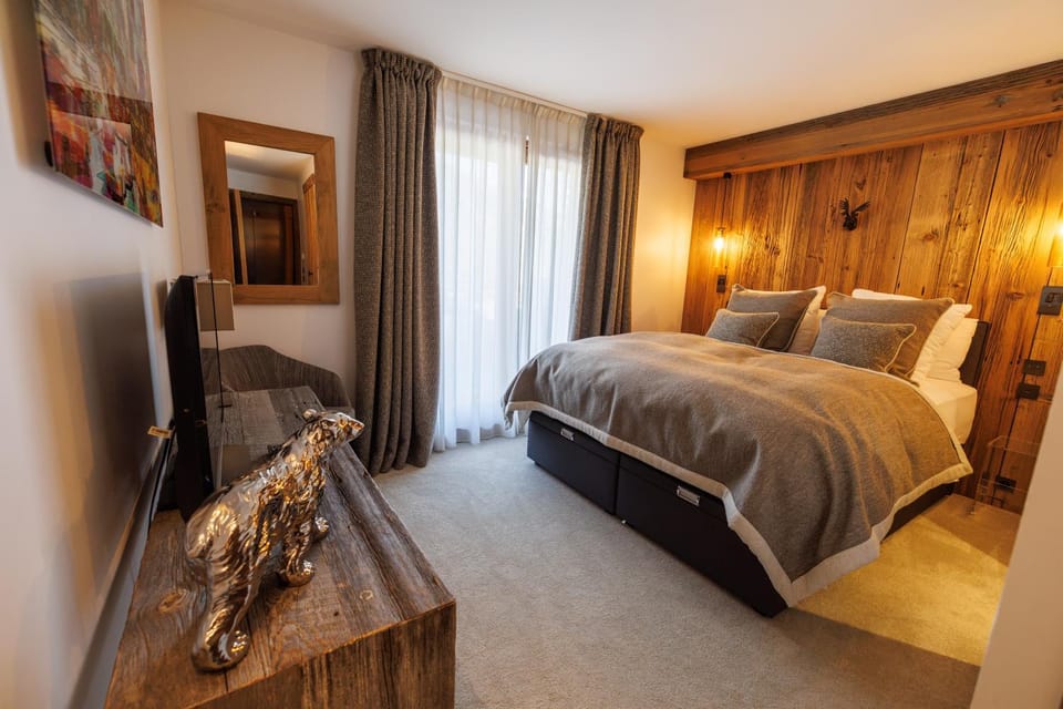 Bed, TV and multimedia, Bedroom