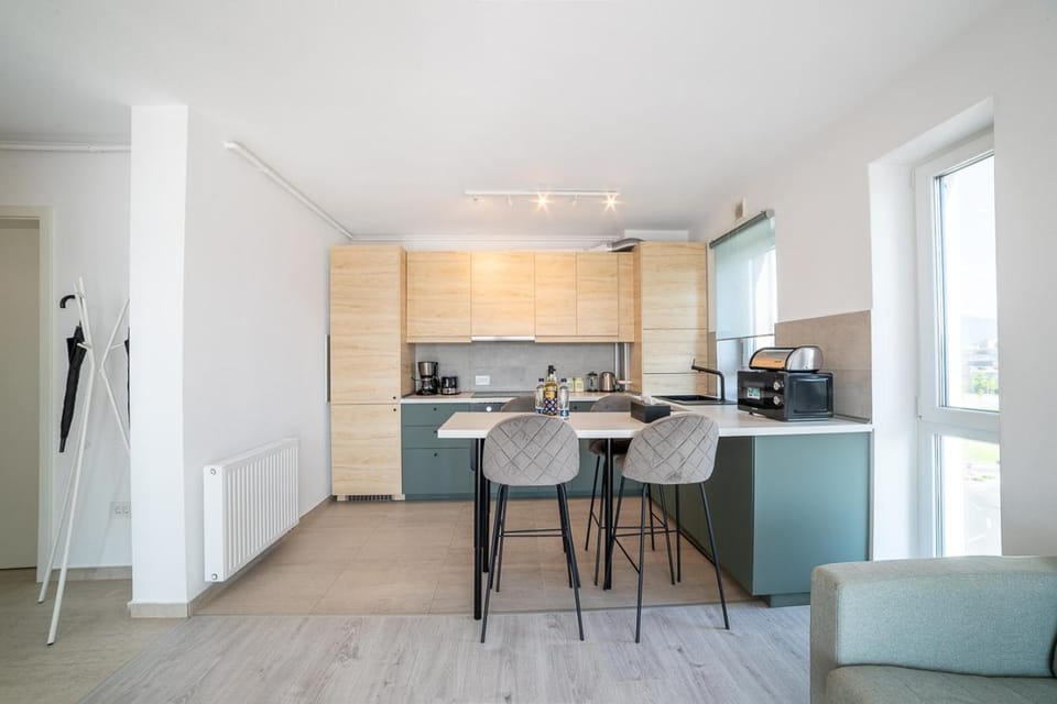 Coffee/tea facilities, Kitchen or kitchenette, Dining area, oven, stove, toaster