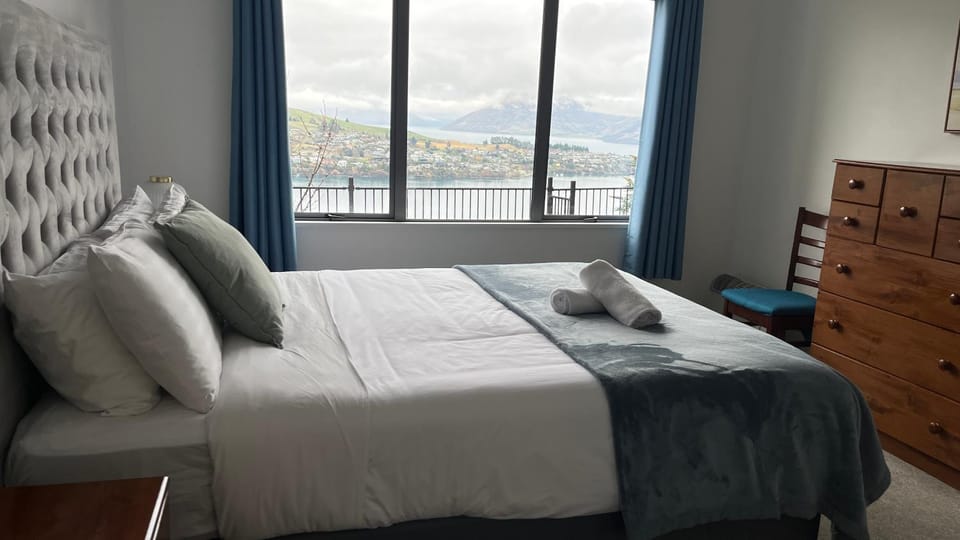 Photo of the whole room, Bedroom, Lake view