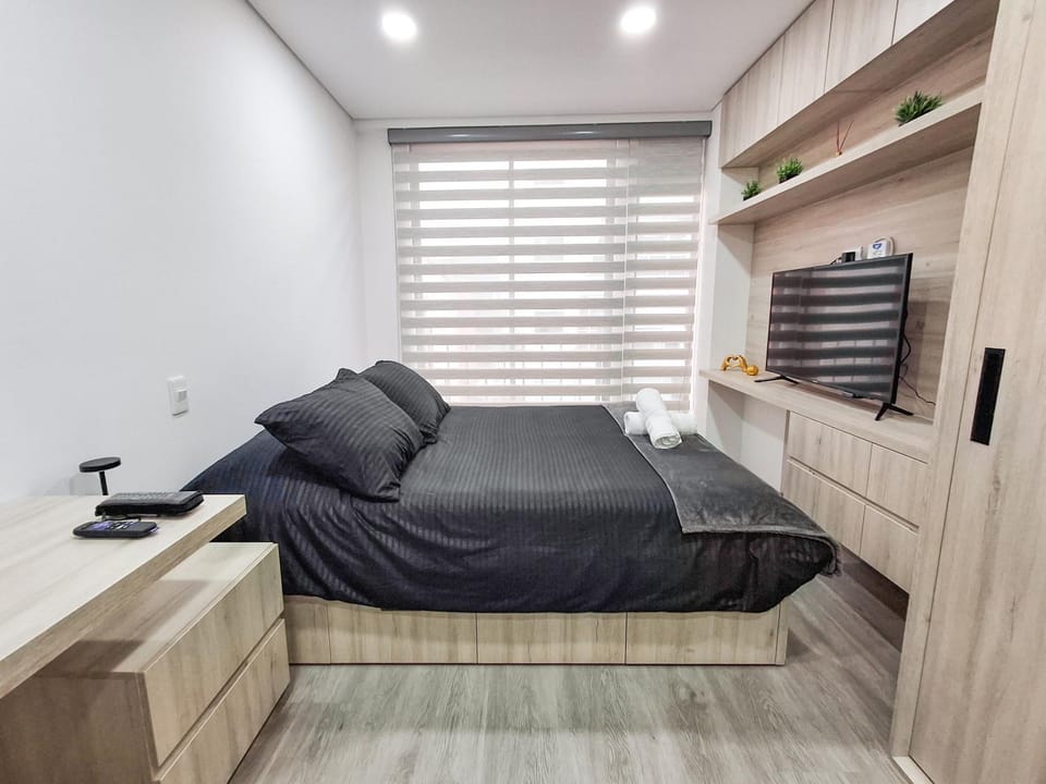 Bed, TV and multimedia, Photo of the whole room, Bedroom