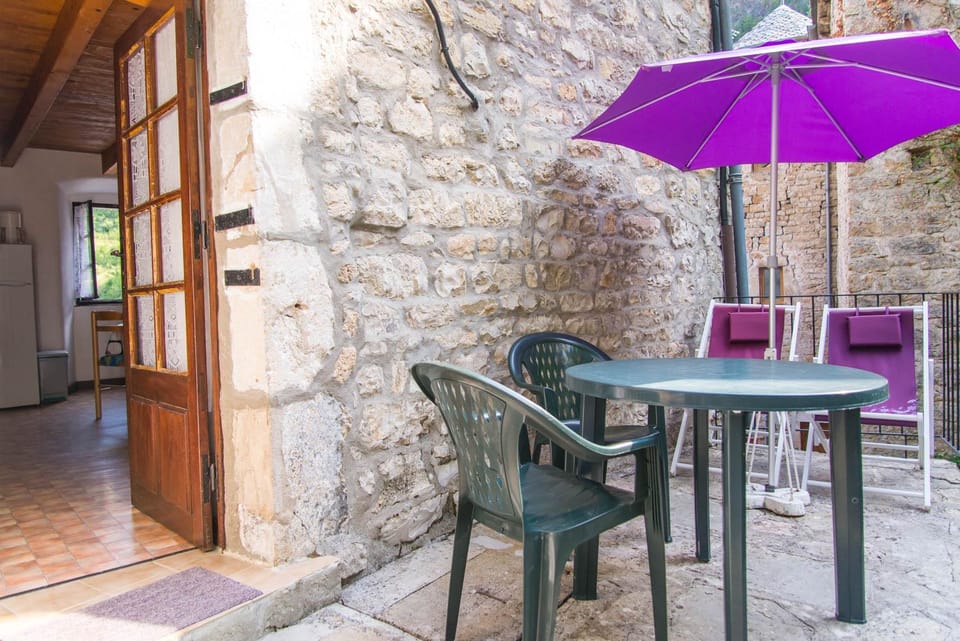 Gîte Gîte Amélie 3/5 pers à Saint-Chély-du-Tarn House in Auvergne-Rhône-Alpes