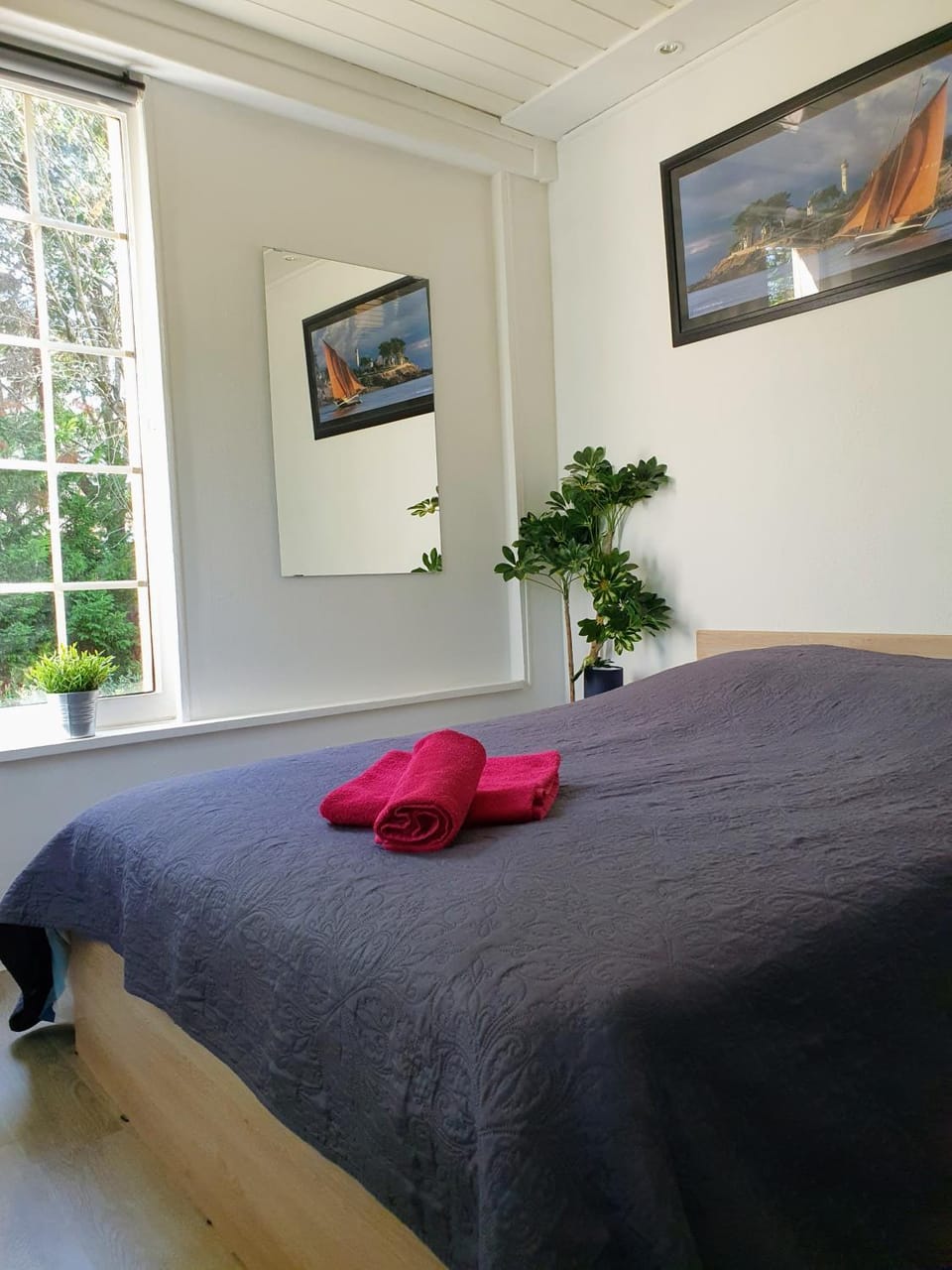 Bed, Bedroom, towels