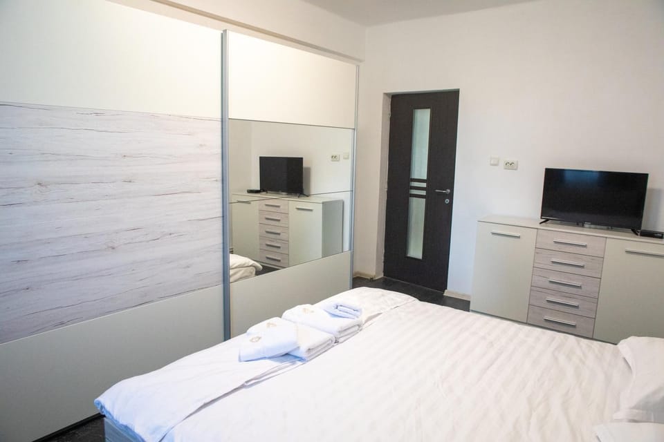 Bed, TV and multimedia, Photo of the whole room, Bedroom, towels, wardrobe