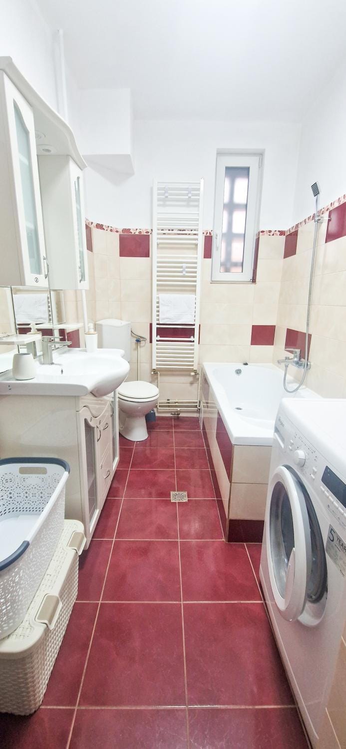 Toilet, Bathroom, Bath, towels, washing machine, dryer