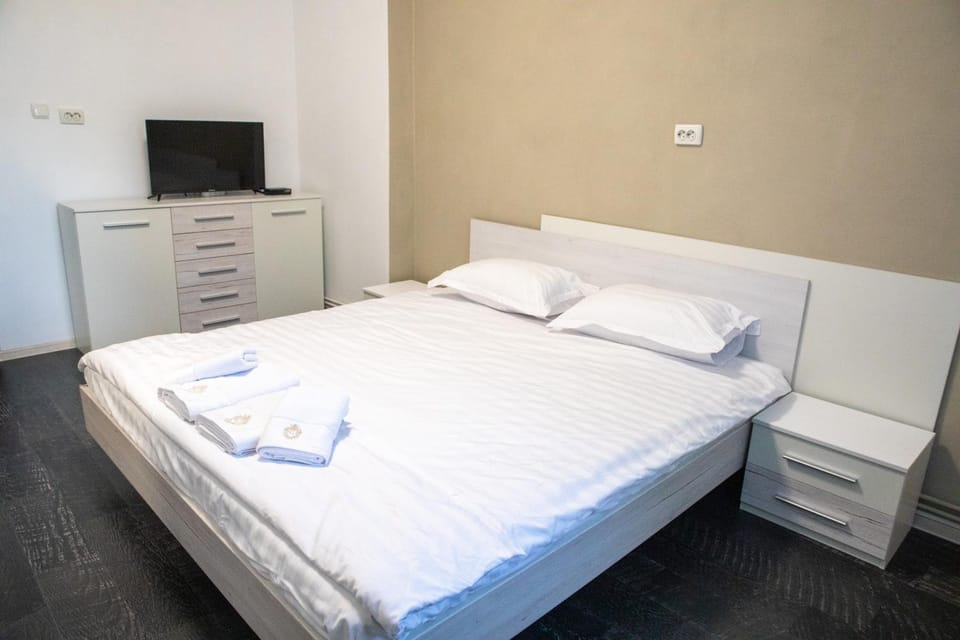 Bed, TV and multimedia, Photo of the whole room, Bedroom, towels
