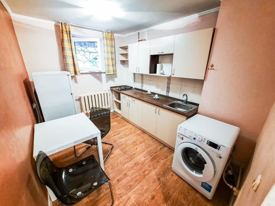Kitchen or kitchenette, Dining area, stove, washing machine
