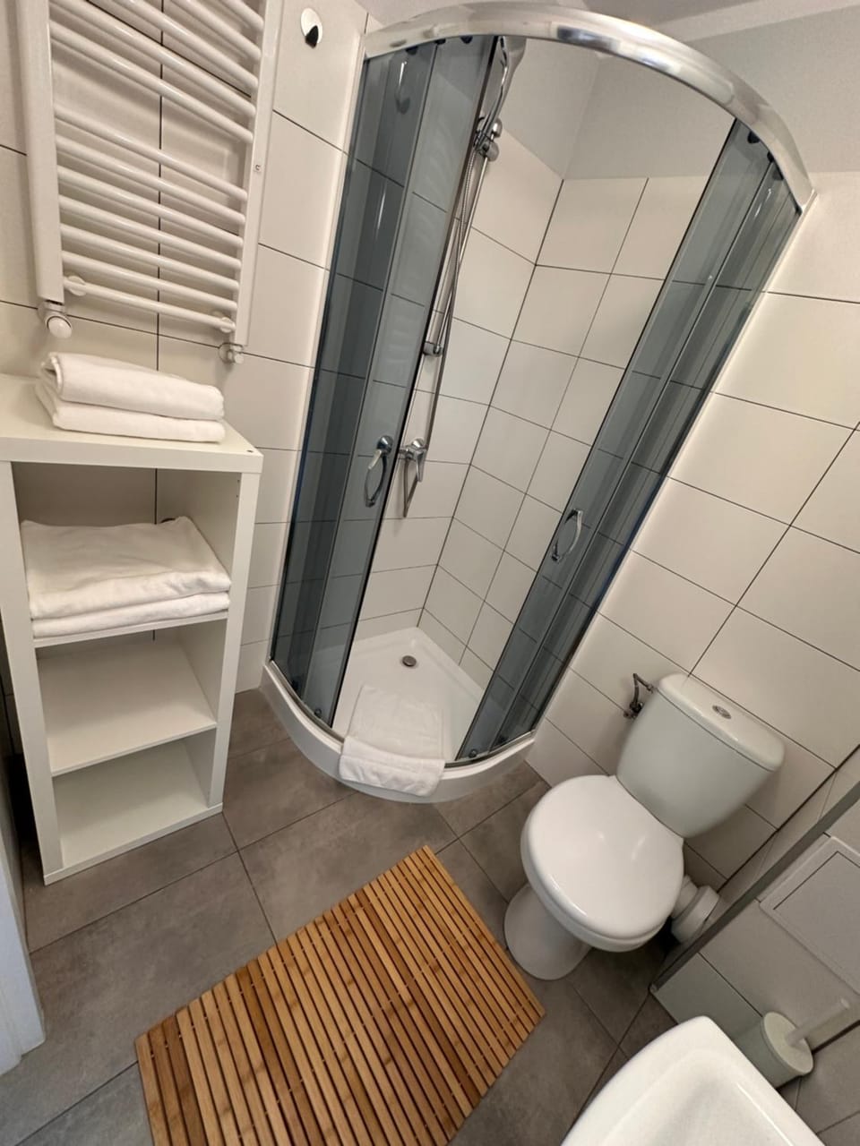 Shower, Toilet, Bathroom, towels