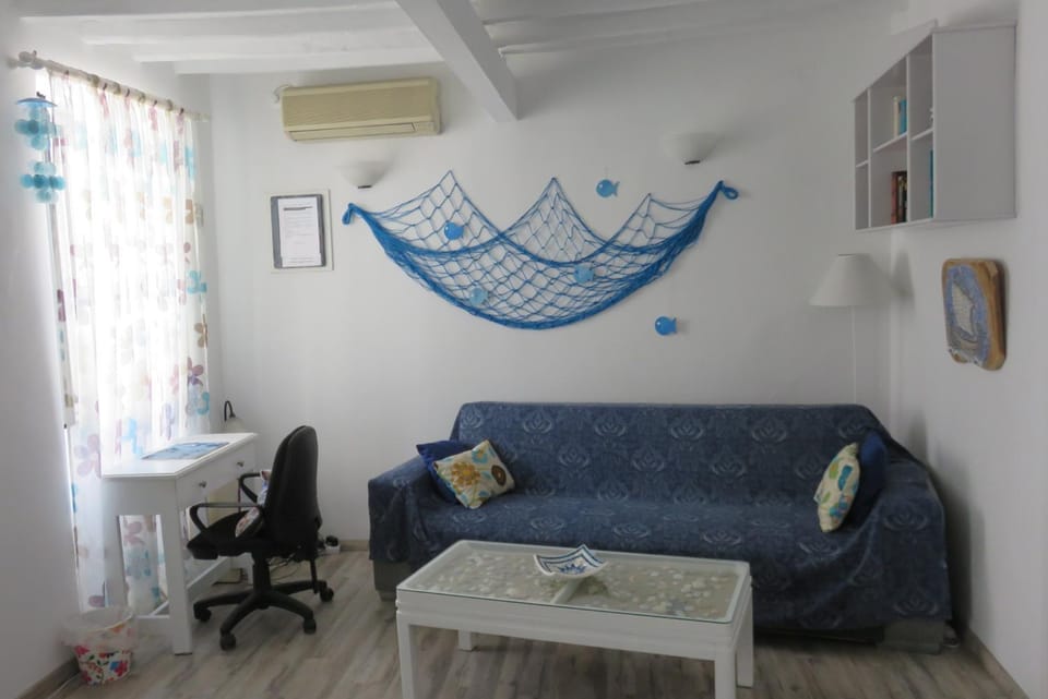 Day, Living room, Seating area