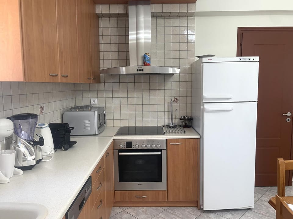 Coffee/tea facilities, Kitchen or kitchenette, dishwasher, oven, stove, toaster