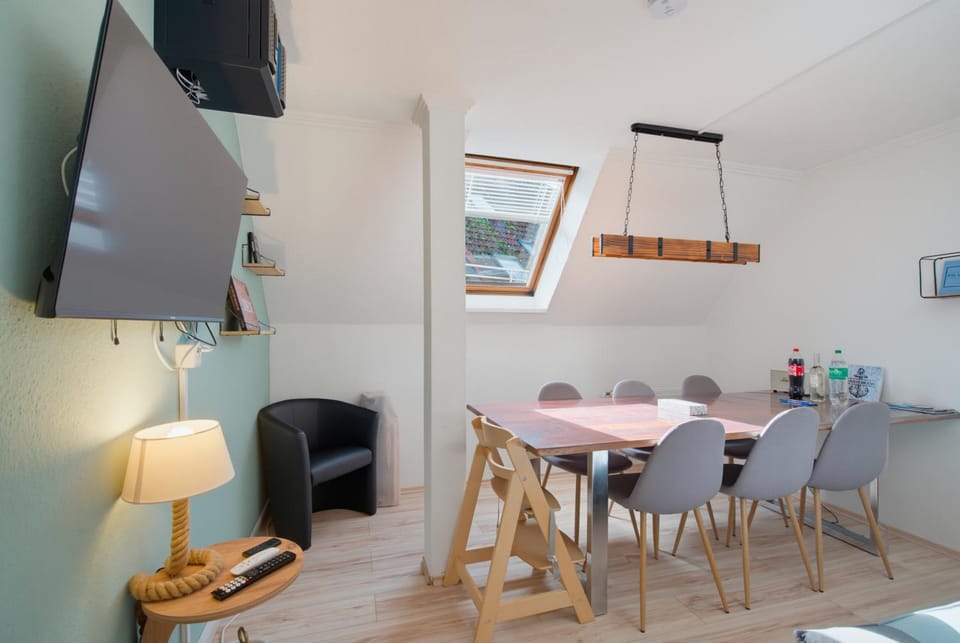 TV and multimedia, Living room, Seating area, Dining area, Evening entertainment