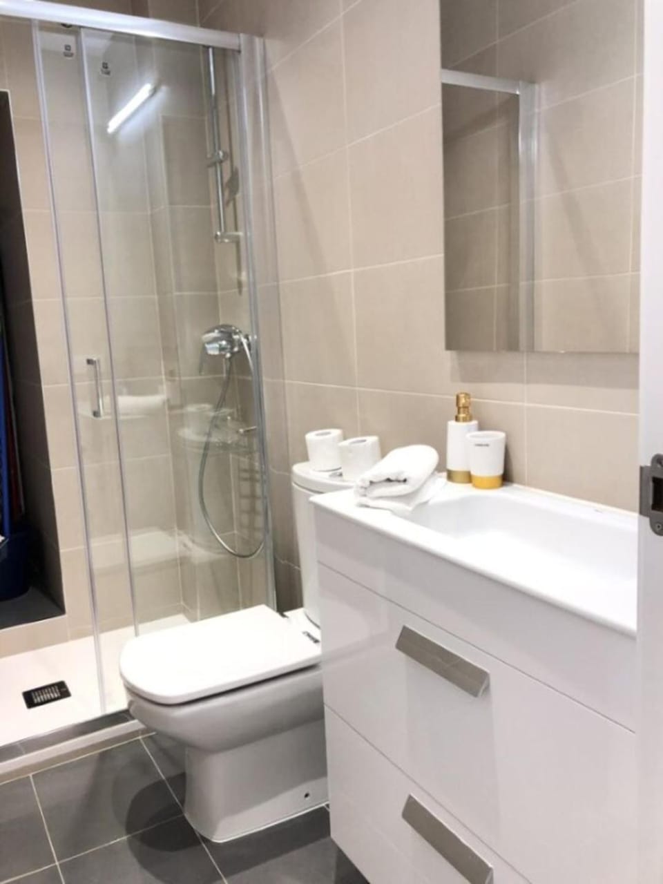 Shower, Toilet, Bathroom, towels