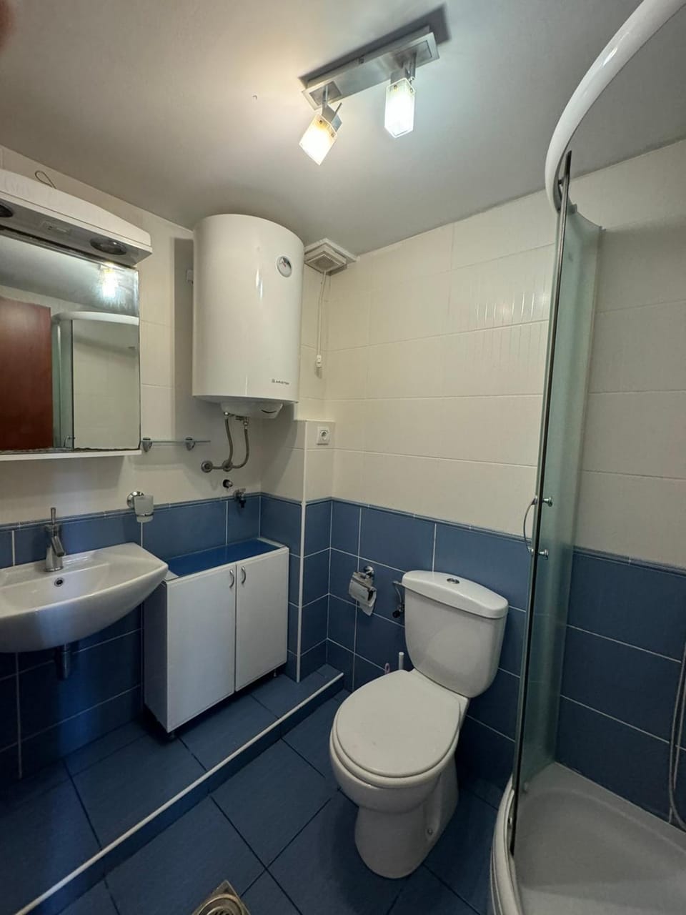 Shower, Toilet
