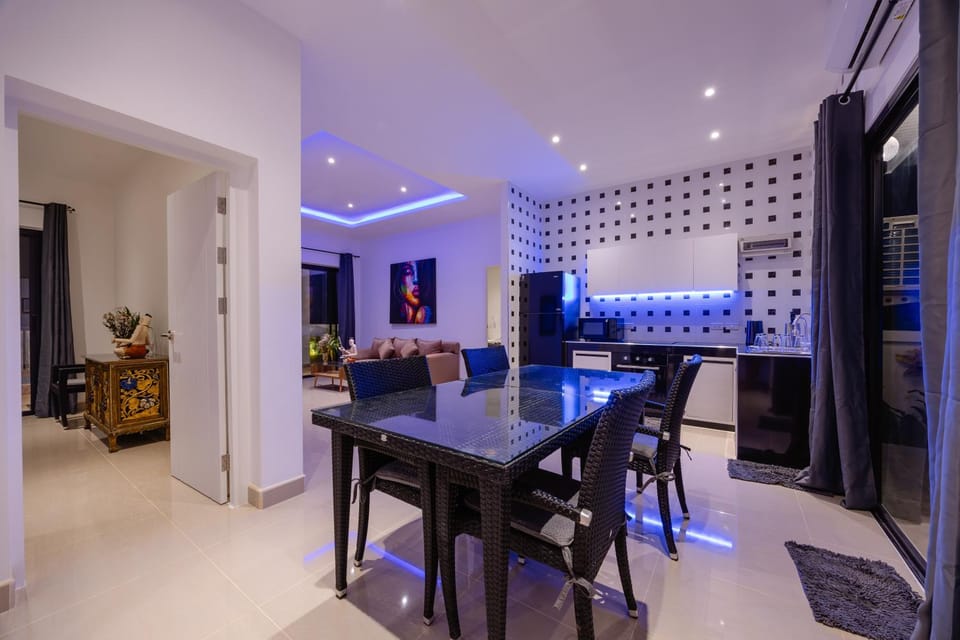 Kitchen or kitchenette, Dining area