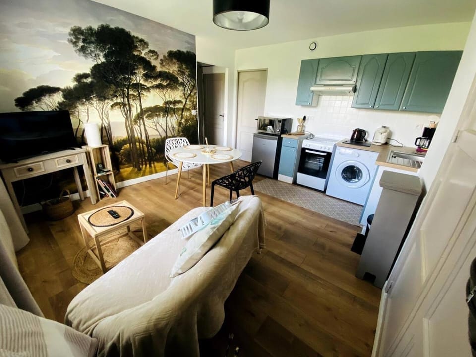 TV and multimedia, Kitchen or kitchenette, Living room, Seating area, Dining area, oven, stove
