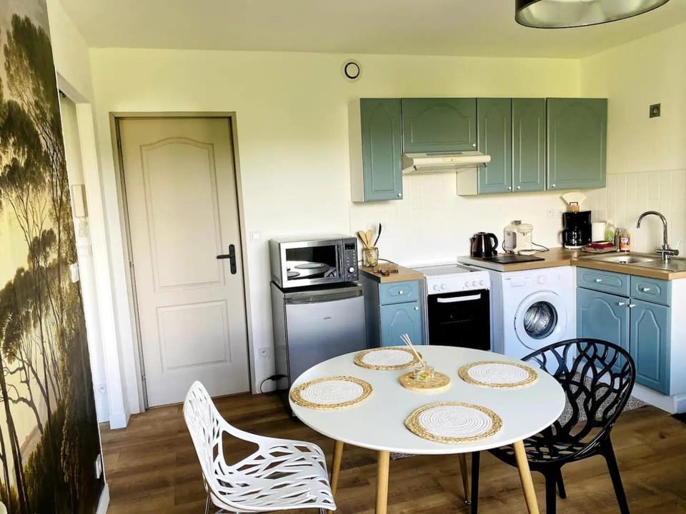 Coffee/tea facilities, Kitchen or kitchenette, Seating area, Dining area, oven, stove