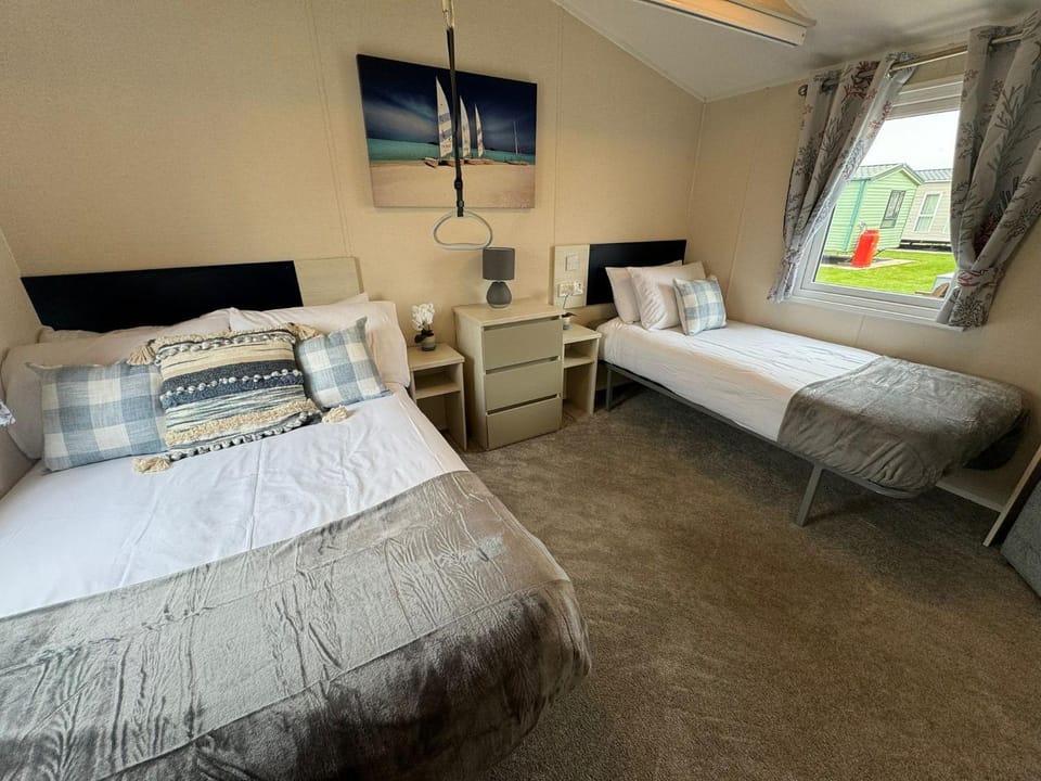 Bed, Photo of the whole room, Bedroom, acessibility