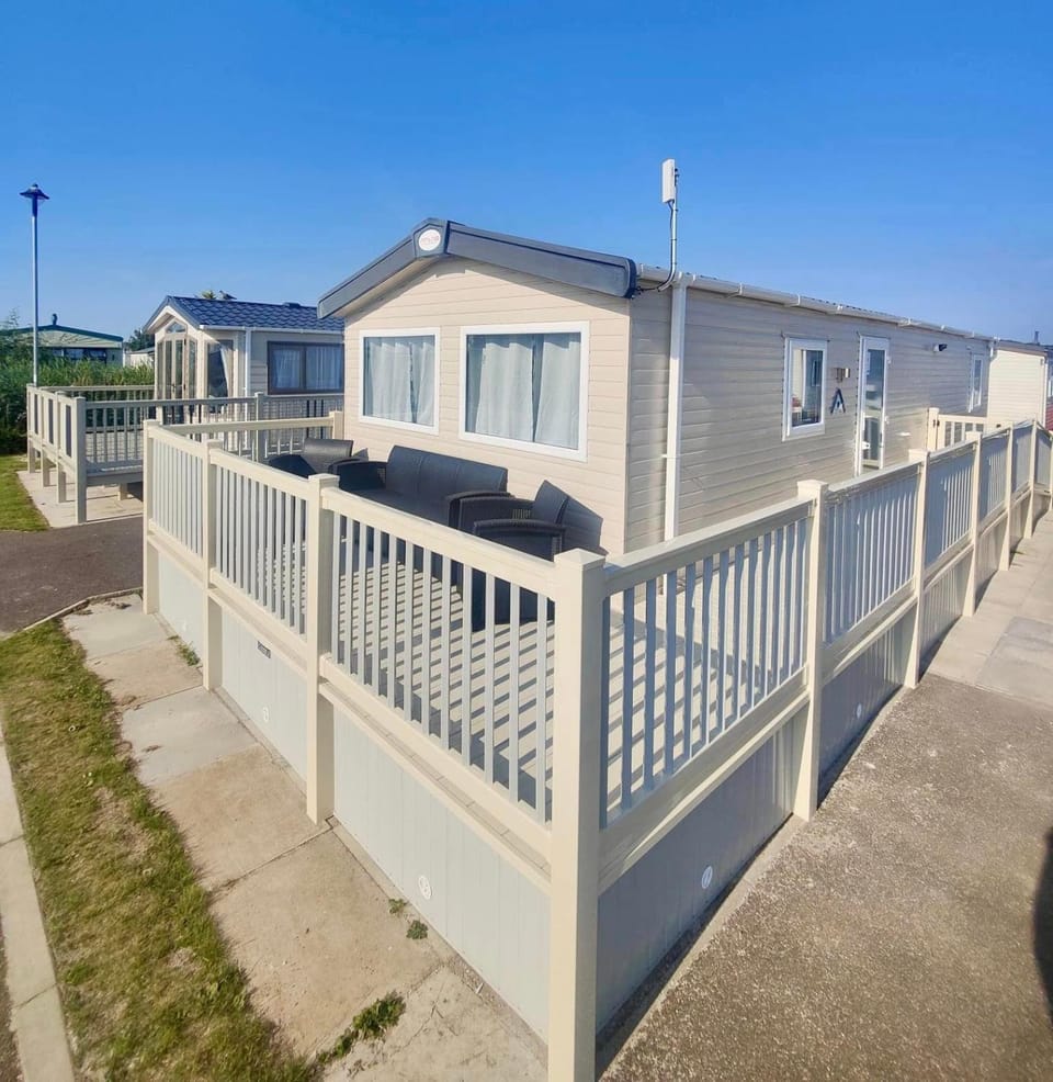 Property building, Balcony/Terrace, Seating area, Street view