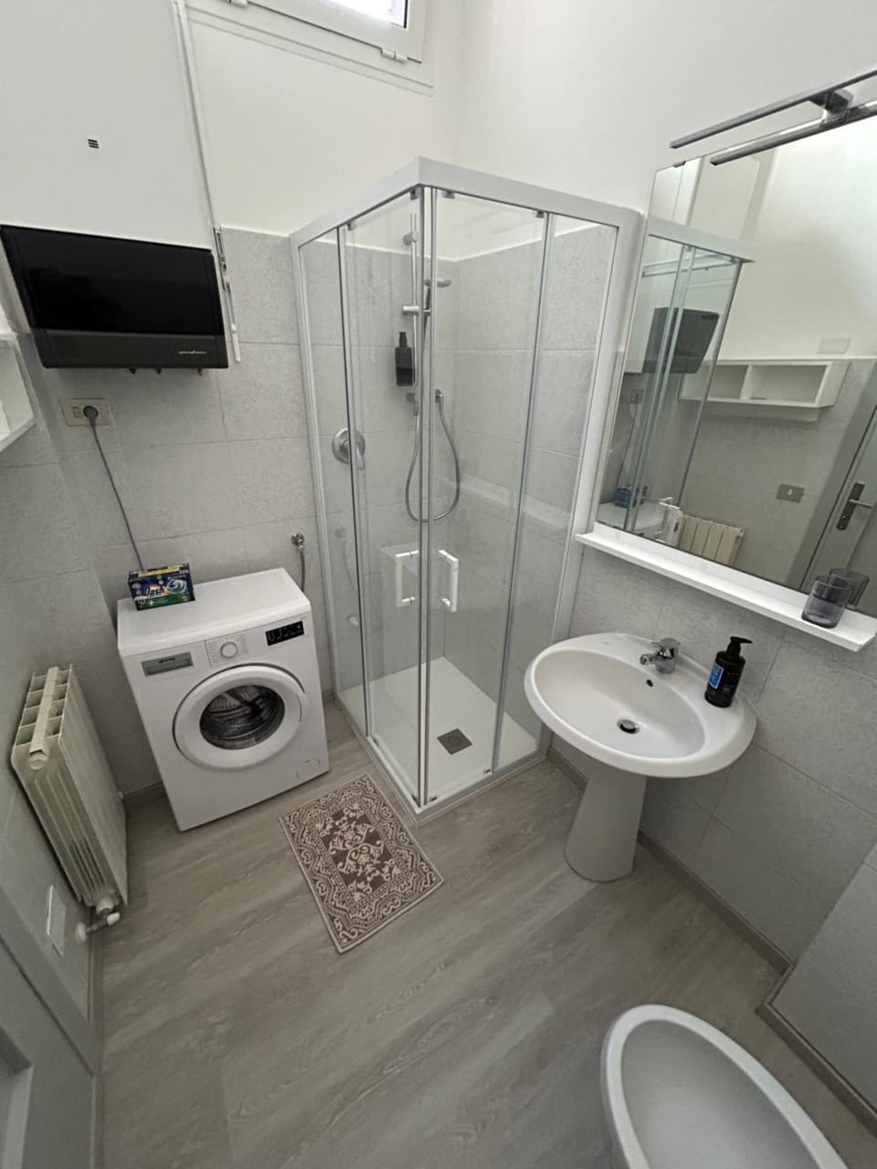 Shower, Toilet, Bathroom, towels