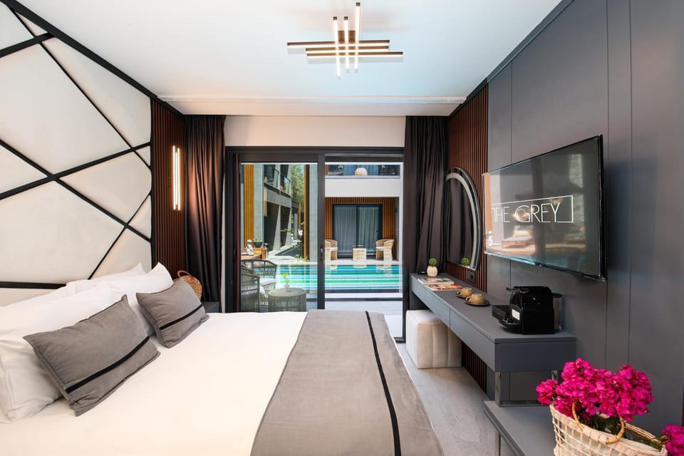 Bed, TV and multimedia, Photo of the whole room, Seating area, Bedroom, Pool view, Swimming pool