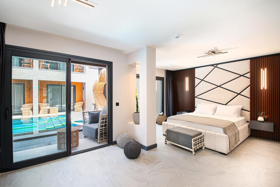 Bed, Photo of the whole room, Bedroom, Pool view, Swimming pool, sunbed