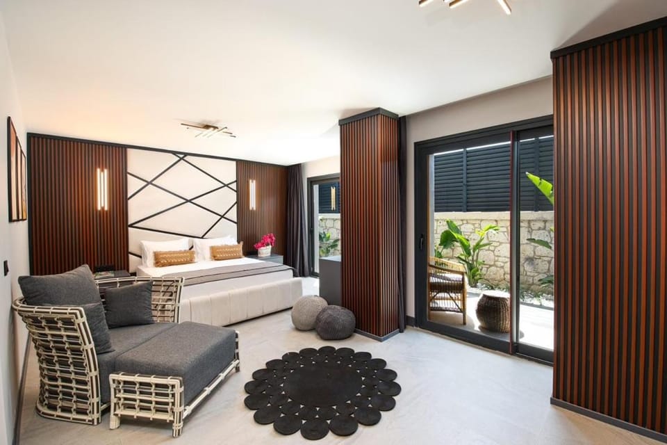 Bed, Photo of the whole room, Seating area, Bedroom