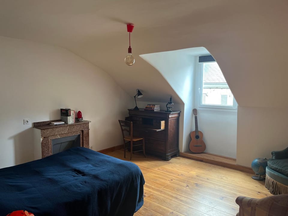 Bed, Seating area, Bedroom