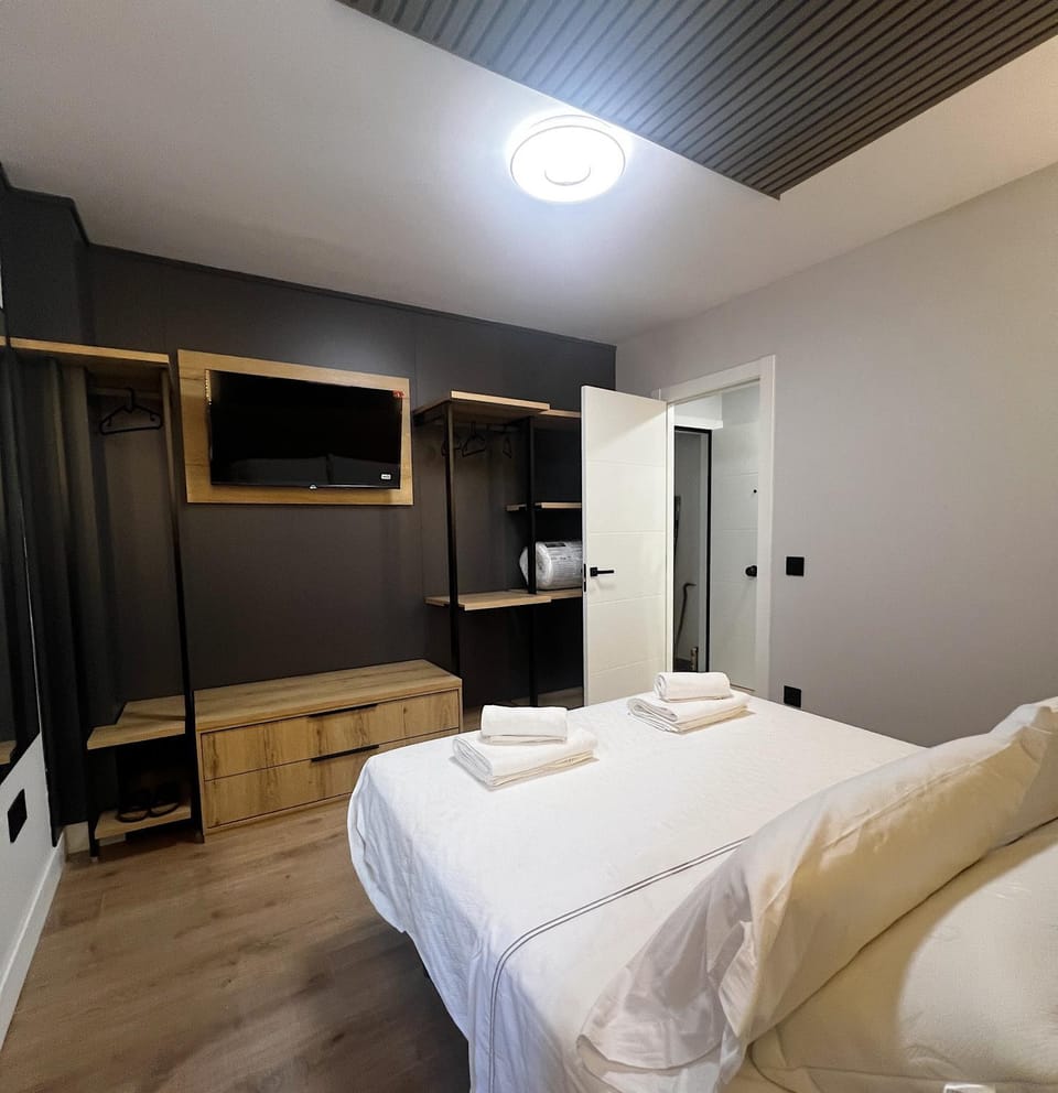 Bed, TV and multimedia, Photo of the whole room, Bedroom, towels, wardrobe