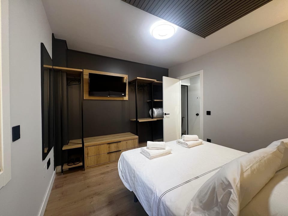 Bed, TV and multimedia, Photo of the whole room, Bedroom, towels, wardrobe