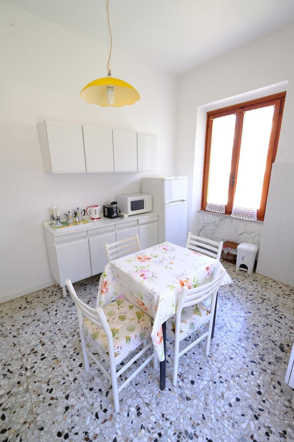 Kitchen or kitchenette, Dining area, stove