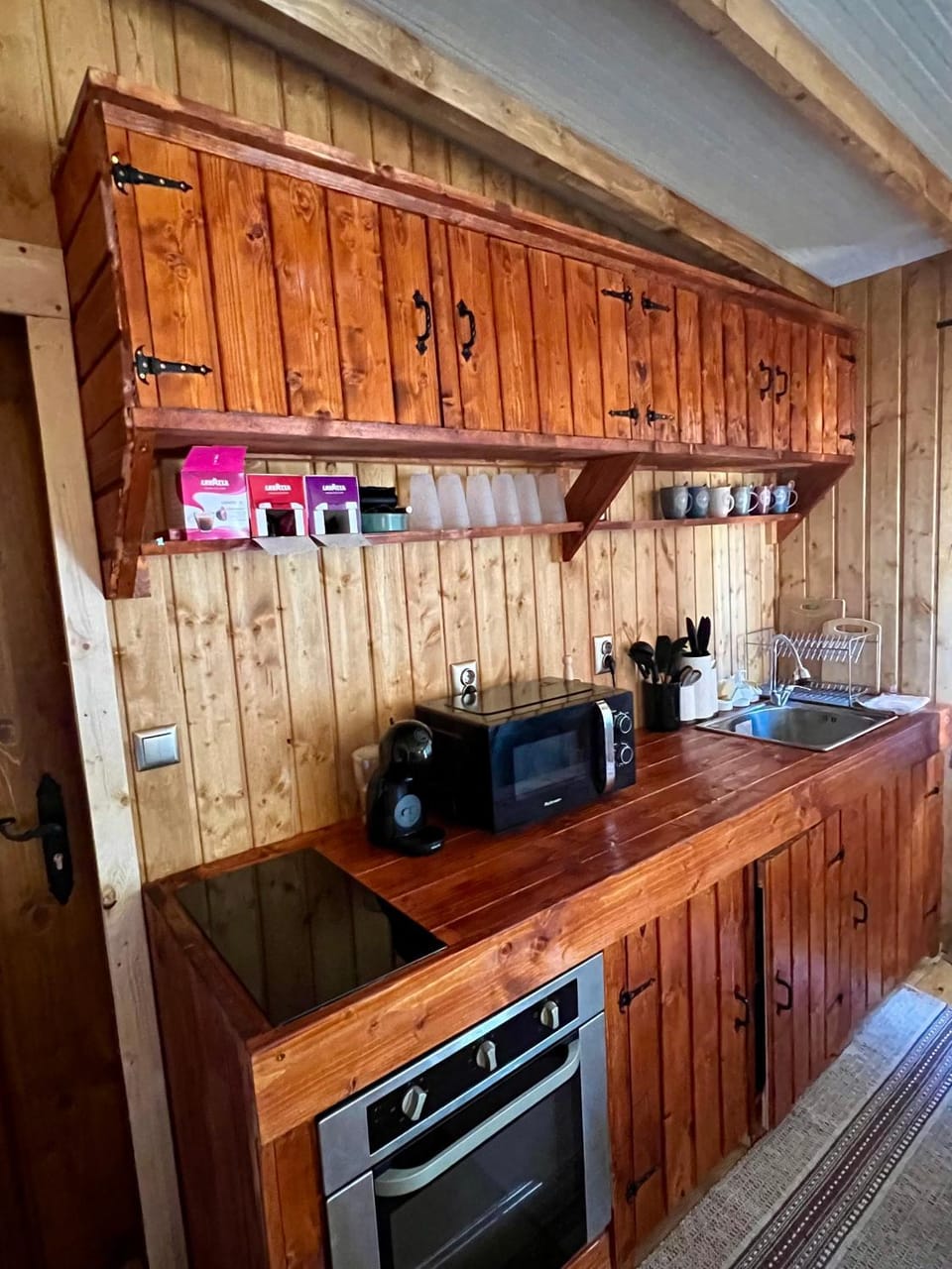 Coffee/tea facilities, Kitchen or kitchenette, microwave, oven, stove