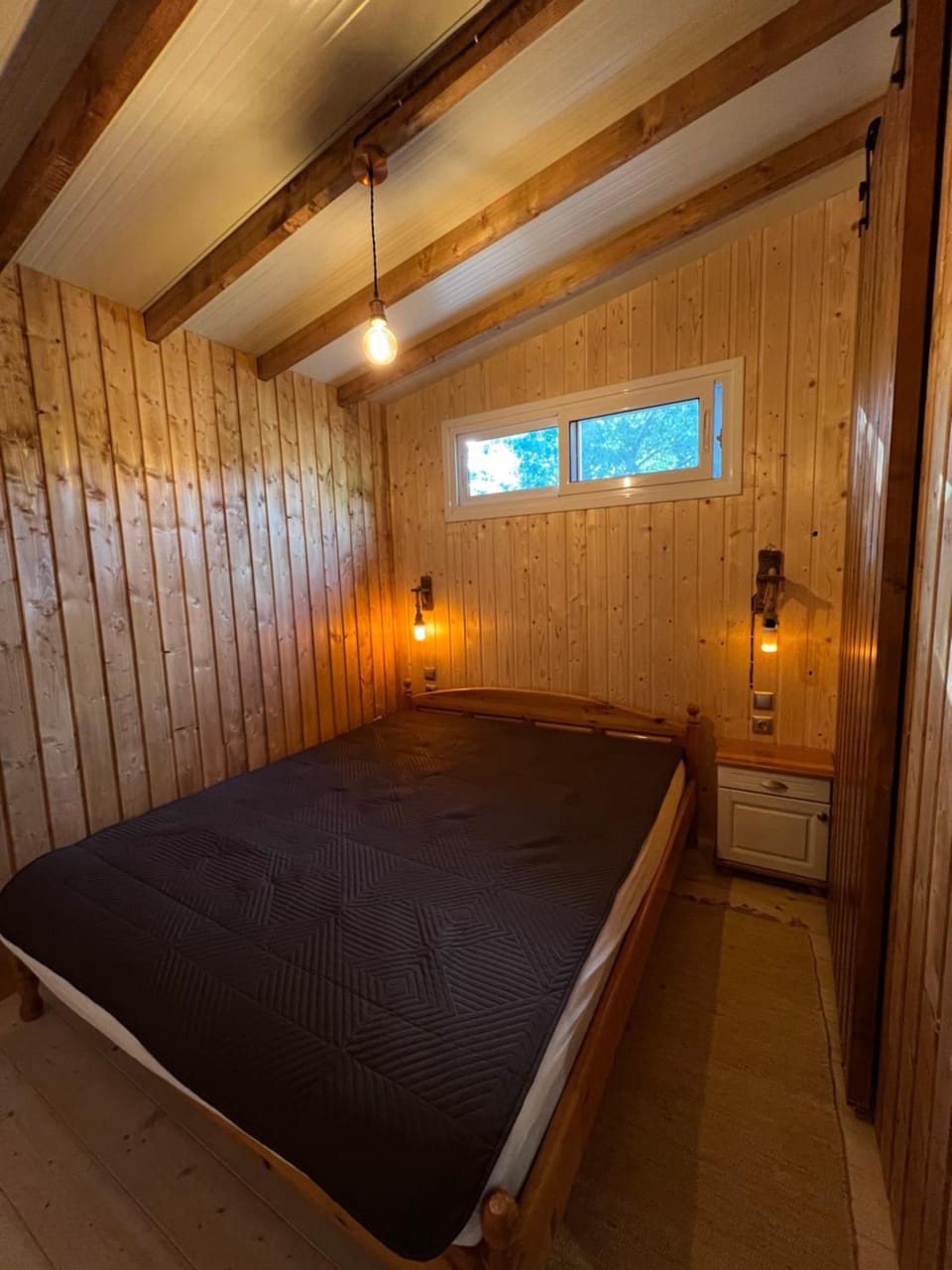 Bed, Photo of the whole room