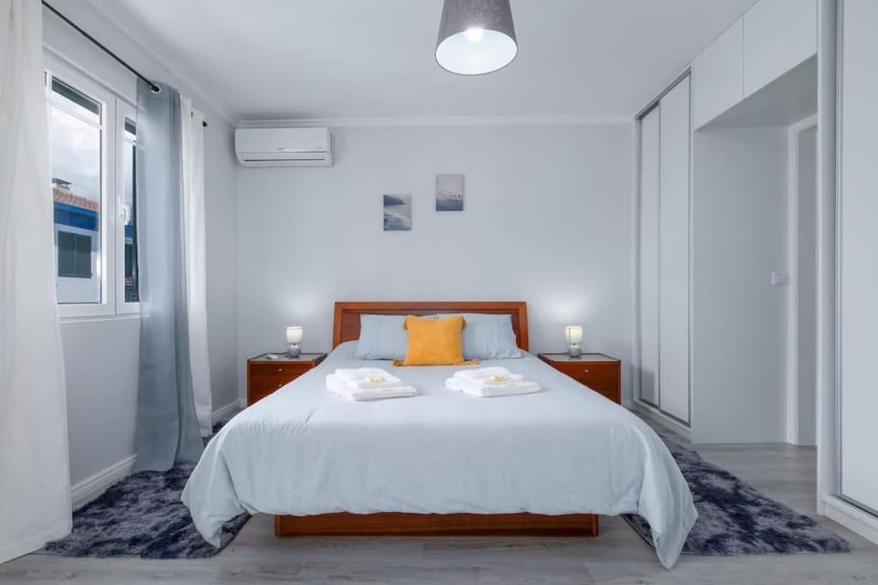 Bed, Bedroom, air conditioner
