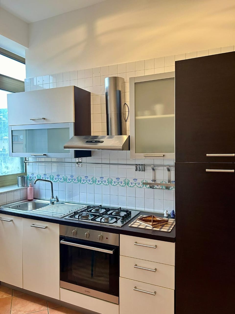 Kitchen or kitchenette, dishwasher, oven